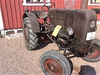 Veterantraktor - Bolinder Munktell - 10. 1952. (M 19284). Råolja. 12 v. Tändkula. Orörd i originalsk...